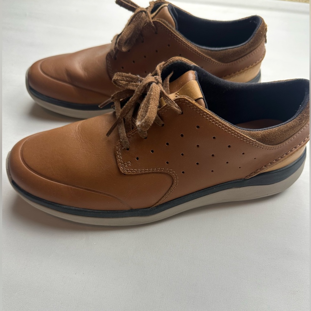 Clark’s Brown Leather Men's Shoes with laces. Minimal wear. Size 9.5